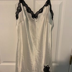 VICTORIA'S SECRET WHITE AND BLACK SLIP LARGE